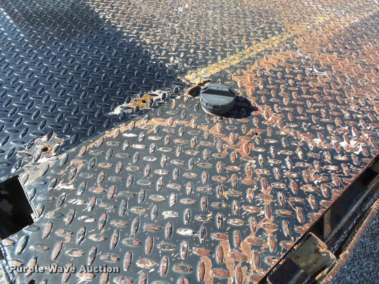 image for item DA2566 2004 Ford F350 Super Duty XLT flatbed pickup truck