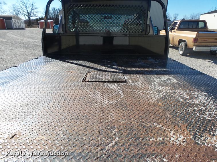 image for item DA2566 2004 Ford F350 Super Duty XLT flatbed pickup truck