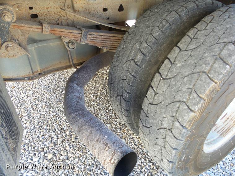 image for item DA2566 2004 Ford F350 Super Duty XLT flatbed pickup truck