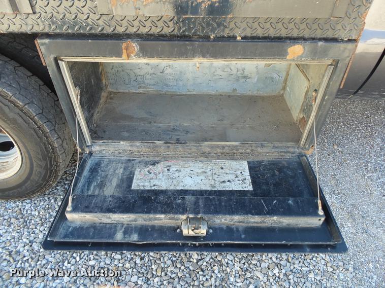 image for item DA2566 2004 Ford F350 Super Duty XLT flatbed pickup truck