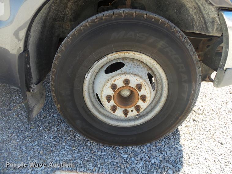 image for item DA2566 2004 Ford F350 Super Duty XLT flatbed pickup truck