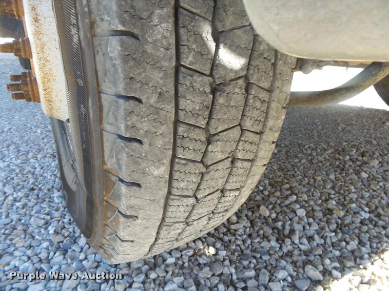 image for item DA2566 2004 Ford F350 Super Duty XLT flatbed pickup truck