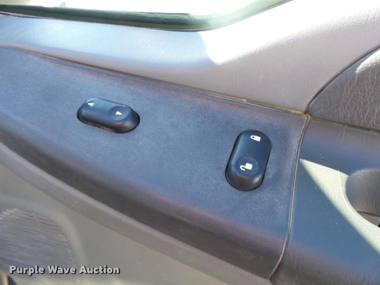 image for item DA2566 2004 Ford F350 Super Duty XLT flatbed pickup truck