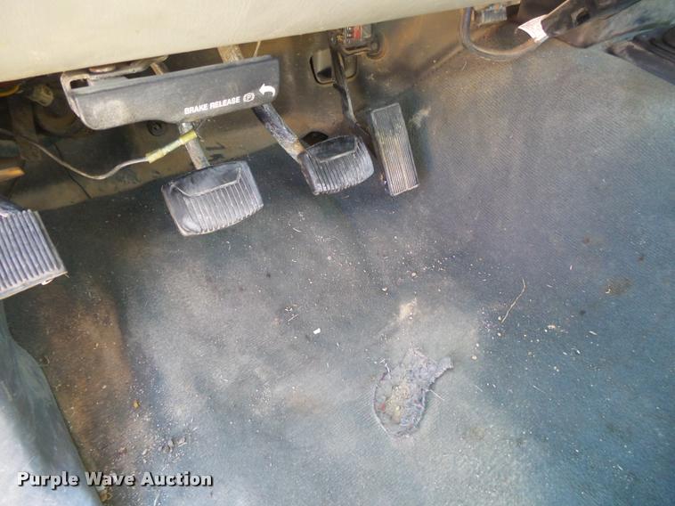 image for item DA2566 2004 Ford F350 Super Duty XLT flatbed pickup truck