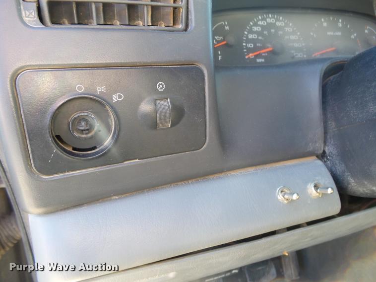 image for item DA2566 2004 Ford F350 Super Duty XLT flatbed pickup truck