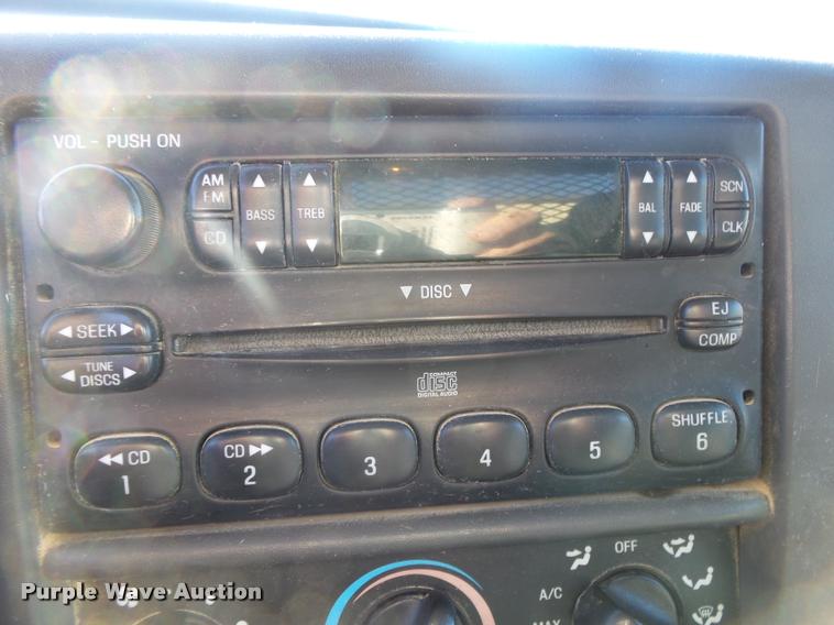 image for item DA2566 2004 Ford F350 Super Duty XLT flatbed pickup truck