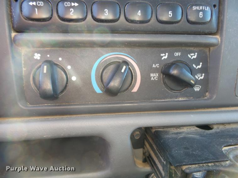 image for item DA2566 2004 Ford F350 Super Duty XLT flatbed pickup truck