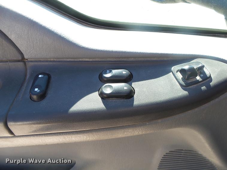 image for item DA2566 2004 Ford F350 Super Duty XLT flatbed pickup truck