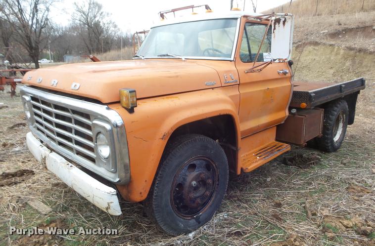 image for item DA7745 1976 Ford F600 flatbed truck