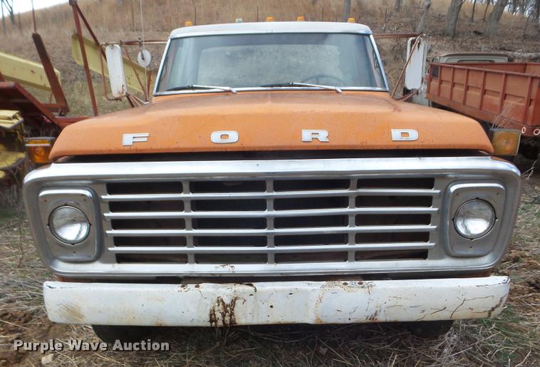 image for item DA7745 1976 Ford F600 flatbed truck