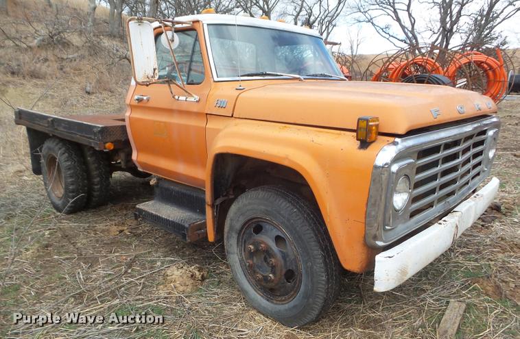 image for item DA7745 1976 Ford F600 flatbed truck