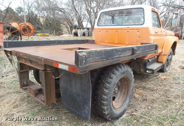 image for item DA7745 1976 Ford F600 flatbed truck