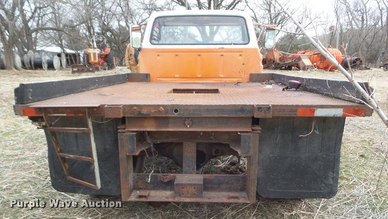 image for item DA7745 1976 Ford F600 flatbed truck