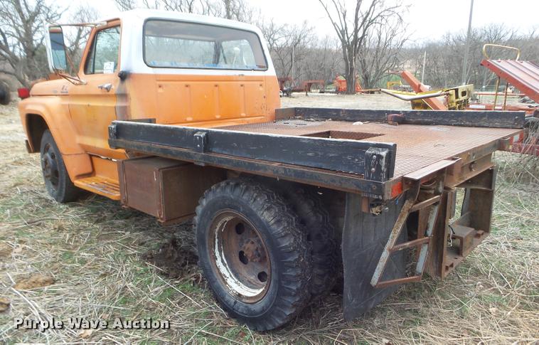 image for item DA7745 1976 Ford F600 flatbed truck