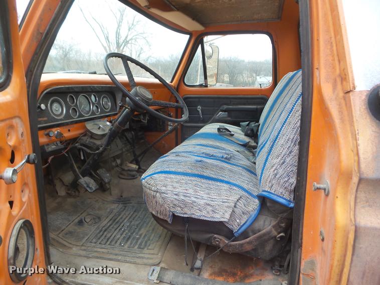 image for item DA7745 1976 Ford F600 flatbed truck