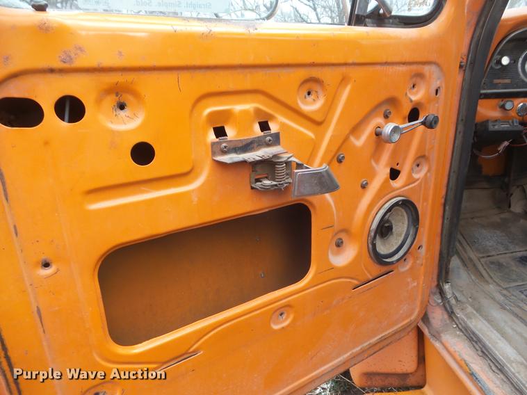 image for item DA7745 1976 Ford F600 flatbed truck