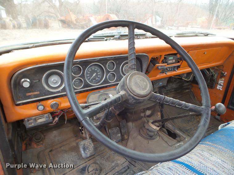 image for item DA7745 1976 Ford F600 flatbed truck