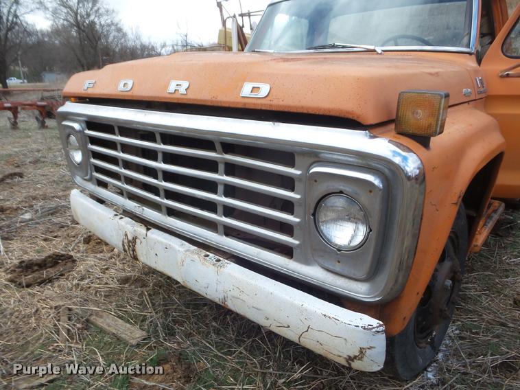 image for item DA7745 1976 Ford F600 flatbed truck