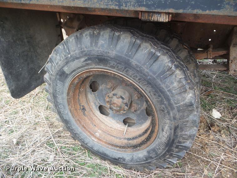 image for item DA7745 1976 Ford F600 flatbed truck