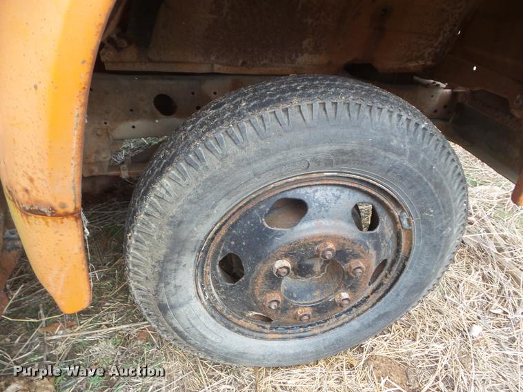 image for item DA7745 1976 Ford F600 flatbed truck