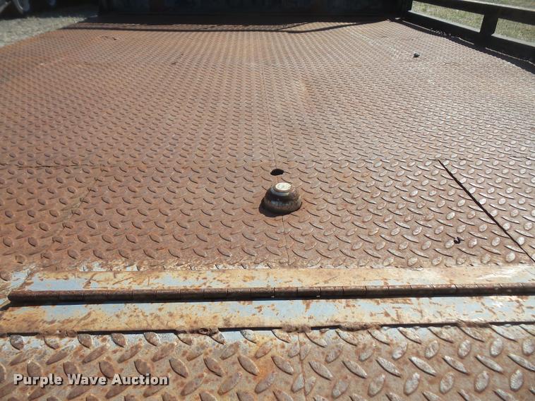 image for item DB0501 1993 Ford F450 Super Duty flatbed truck