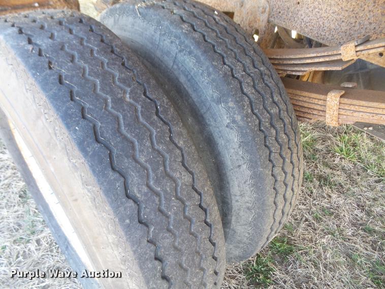 image for item DB0501 1993 Ford F450 Super Duty flatbed truck