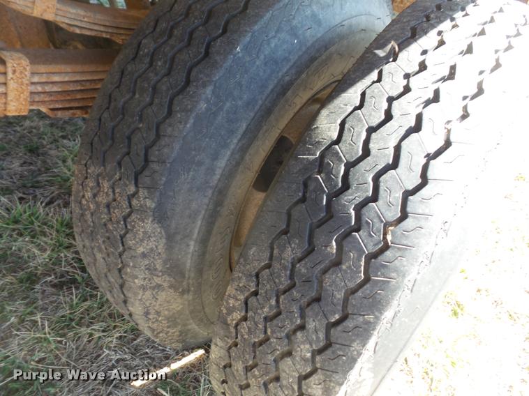 image for item DB0501 1993 Ford F450 Super Duty flatbed truck