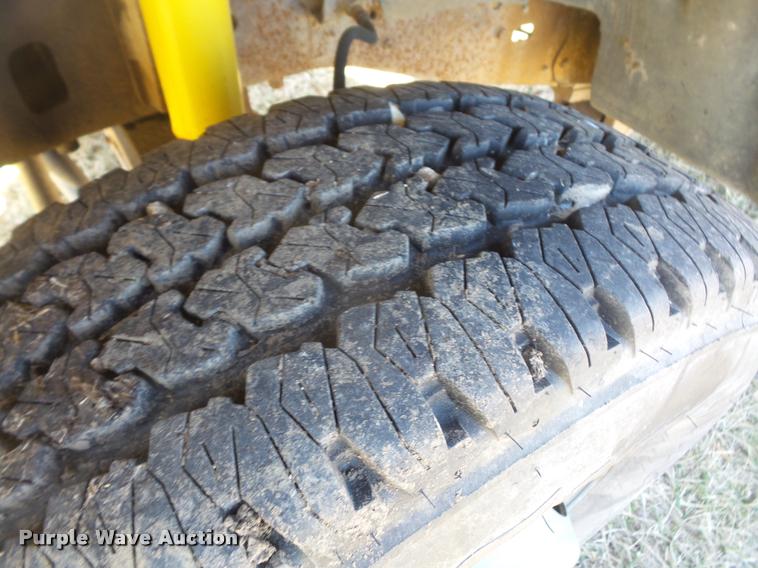 image for item DB0501 1993 Ford F450 Super Duty flatbed truck