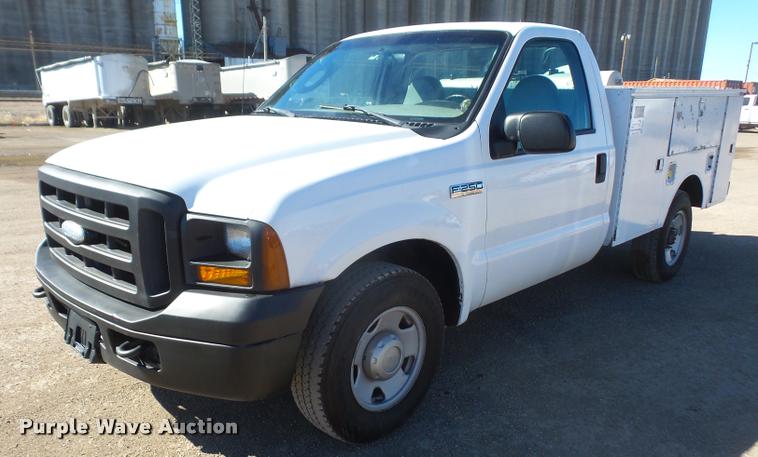 image for item DB0535 2005 Ford F250 Super Duty utility bed truck