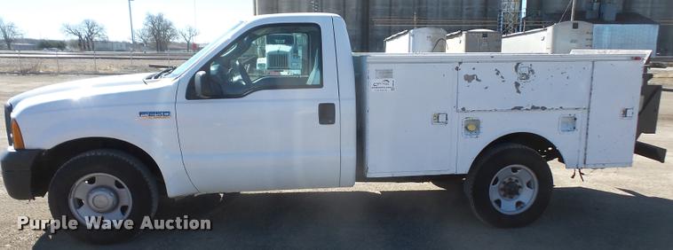image for item DB0535 2005 Ford F250 Super Duty utility bed truck