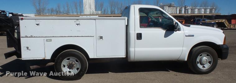 image for item DB0535 2005 Ford F250 Super Duty utility bed truck