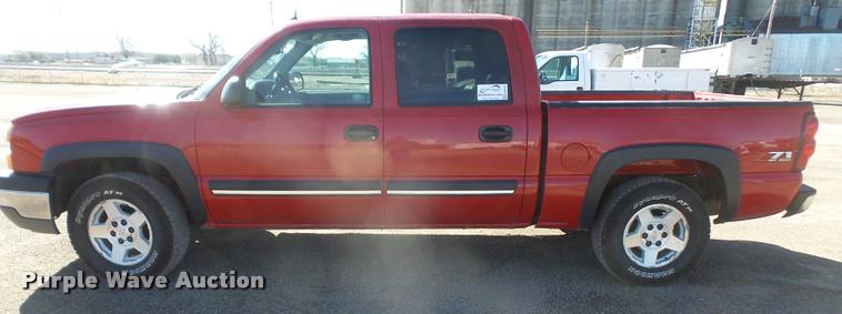 image for item DB0536 2004 Chevrolet Silverado 1500 Crew Cab pickup truck