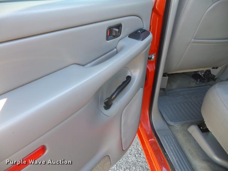 image for item DB0536 2004 Chevrolet Silverado 1500 Crew Cab pickup truck