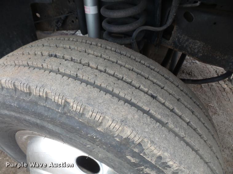 image for item DB0677 2007 Ford F350 Super Duty Crew Cab utility bed pickup truck