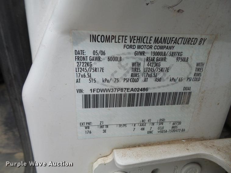 image for item DB0677 2007 Ford F350 Super Duty Crew Cab utility bed pickup truck