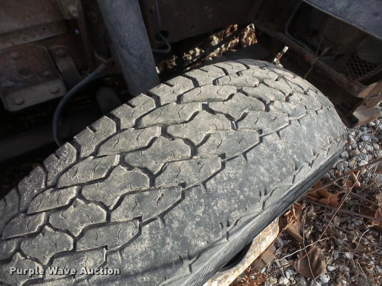 image for item DB0689 1993 Isuzu NPR flatbed truck