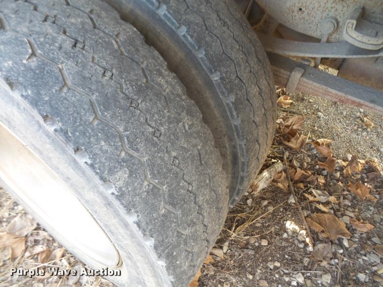 image for item DB0692 1999 Ford F450 Super Duty dump truck