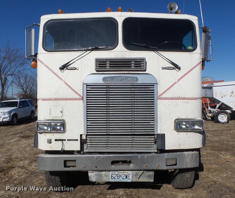 image for item DB1265 1986 Freightliner semi truck