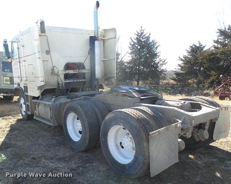 image for item DB1265 1986 Freightliner semi truck