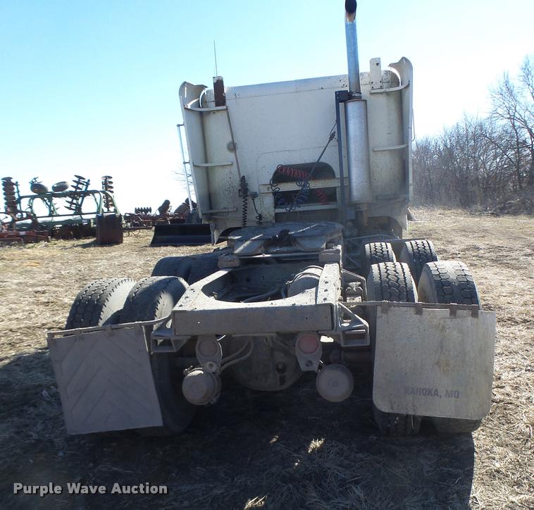 image for item DB1265 1986 Freightliner semi truck