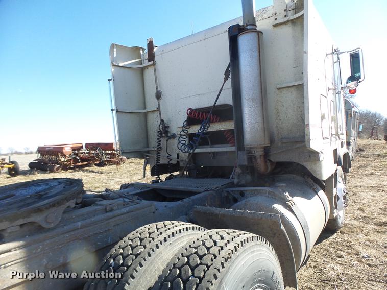 image for item DB1265 1986 Freightliner semi truck