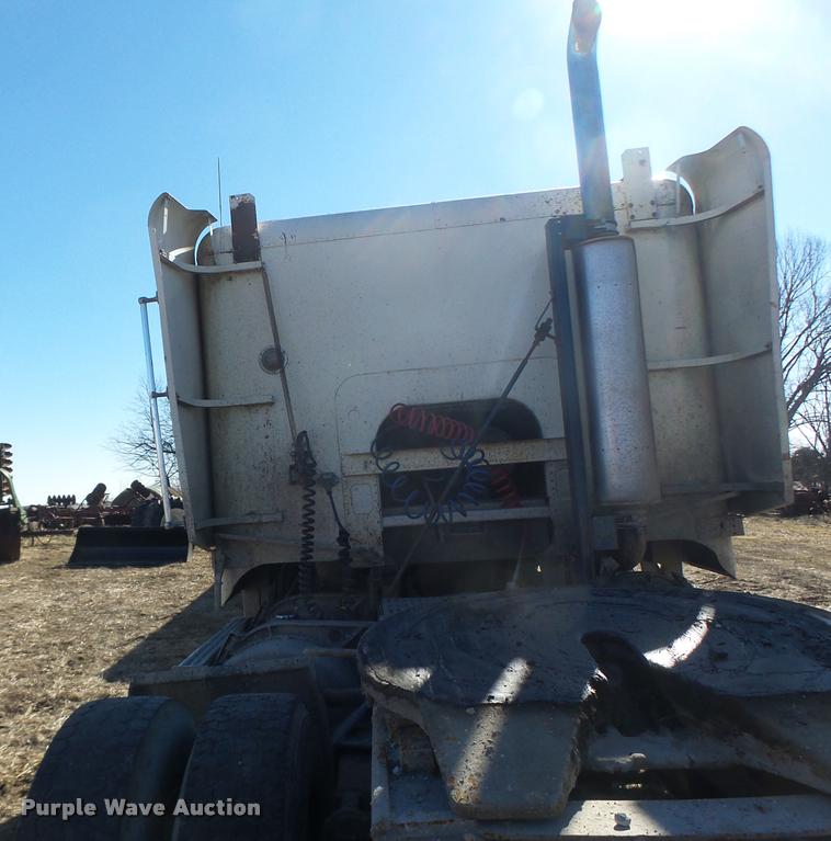 image for item DB1265 1986 Freightliner semi truck