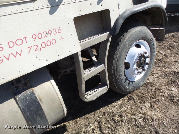 image for item DB1265 1986 Freightliner semi truck