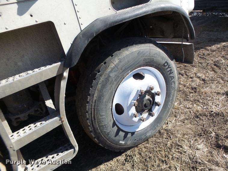 image for item DB1265 1986 Freightliner semi truck