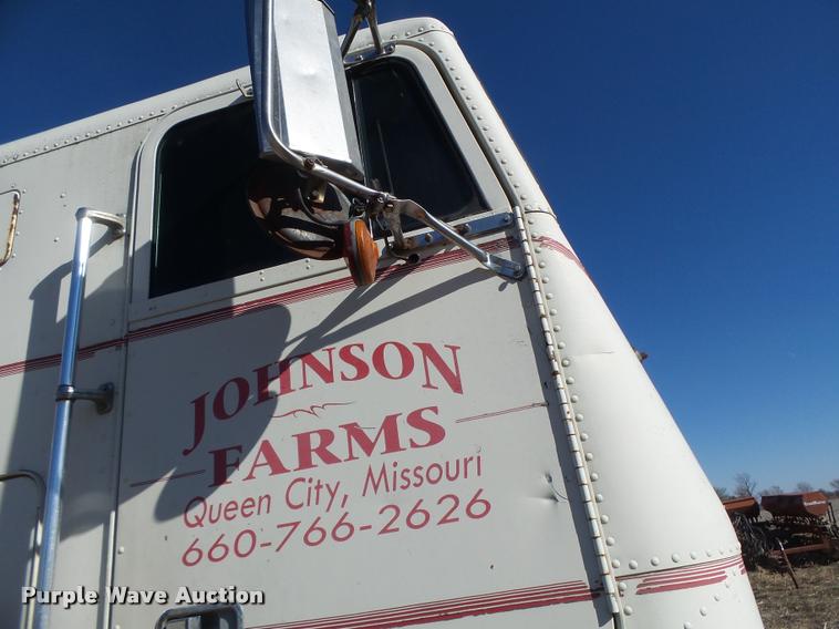 image for item DB1265 1986 Freightliner semi truck