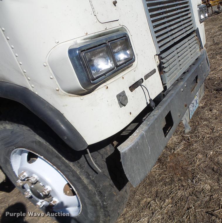 image for item DB1265 1986 Freightliner semi truck