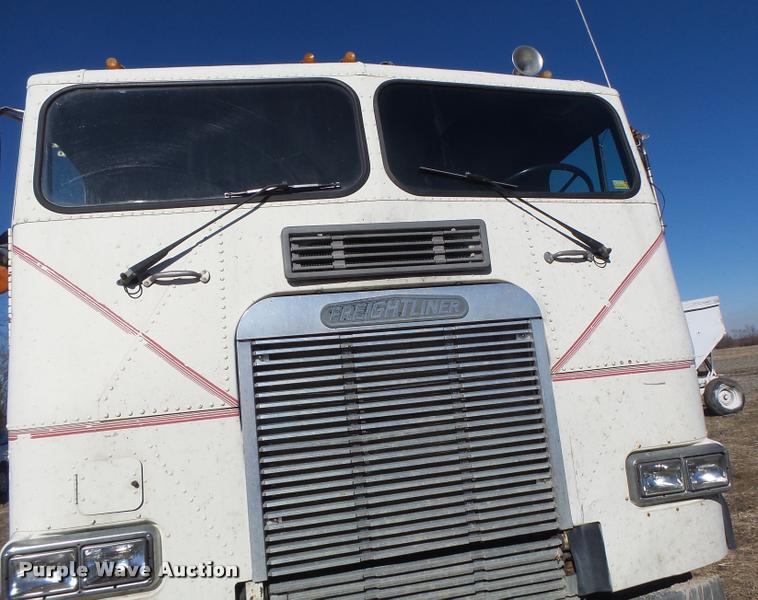 image for item DB1265 1986 Freightliner semi truck