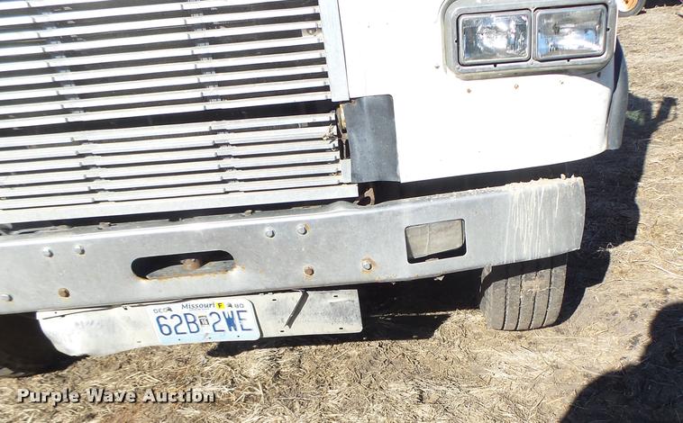 image for item DB1265 1986 Freightliner semi truck