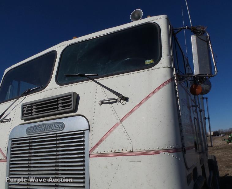 image for item DB1265 1986 Freightliner semi truck