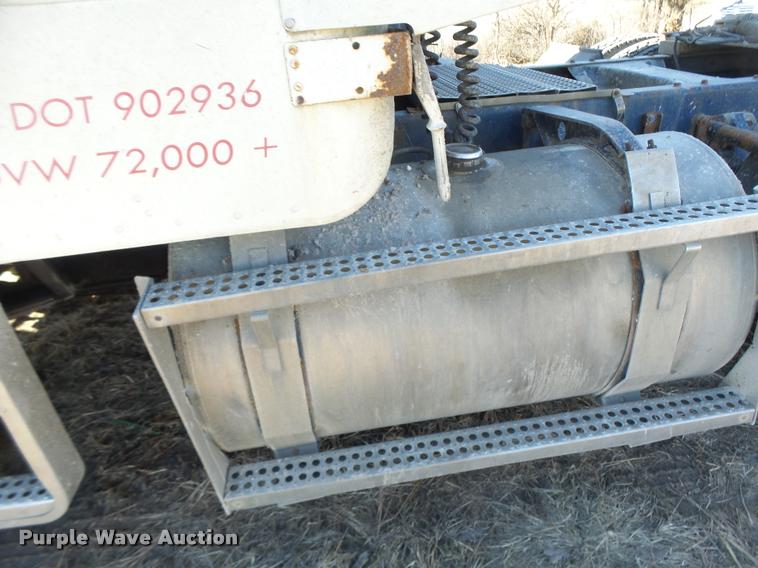 image for item DB1265 1986 Freightliner semi truck